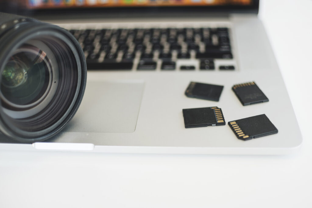 gros-plan-objectif-camera-cartes-memoire-sur-ordinateur-portable