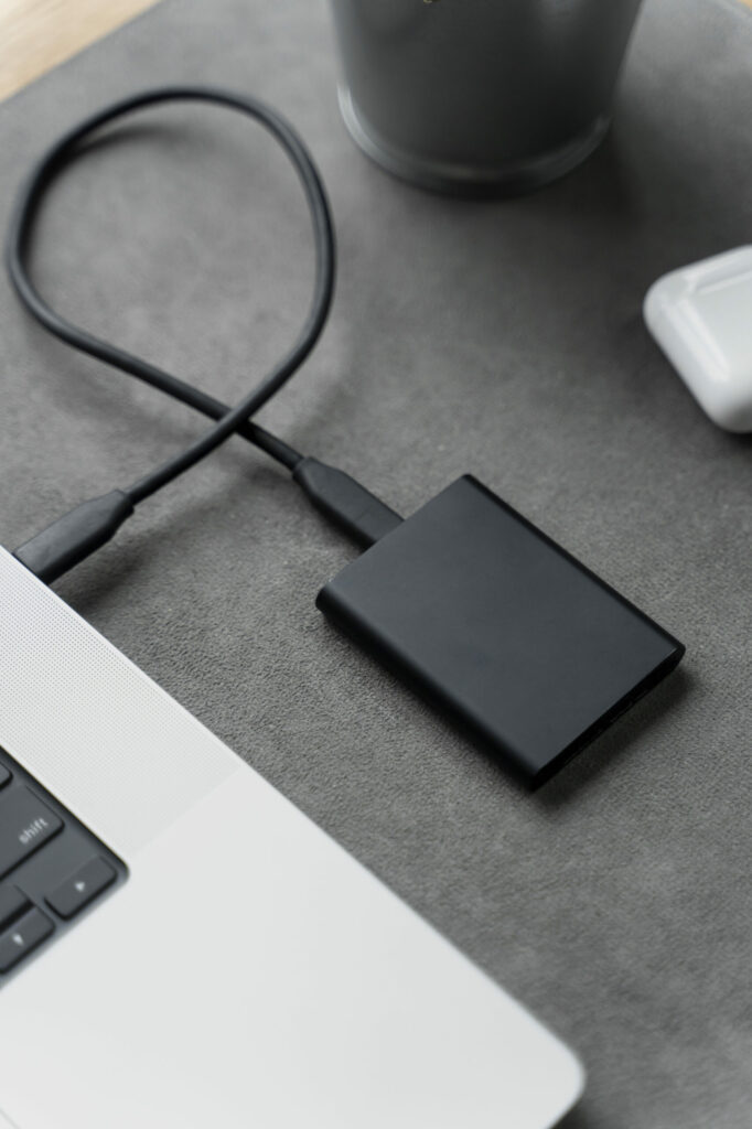 disposition-de-bureau-a-angle-eleve-avec-ssd-et-ordinateur-portable